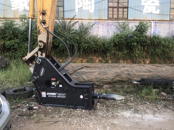 矯馬1400A加載現(xiàn)代215 完美交付